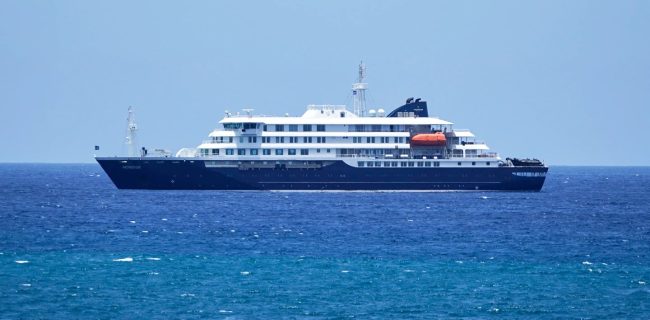 КРУЗЕРОТ НА КОЈ СЕ ПРОШИРИ ХАНТАВИРУС ПЛОВИ КОН КАНАРСКИТЕ ОСТРОВИ, ДВАЈЦА ПАТНИЦИ ЕВАКУИРАНИ ВО СЕРИОЗНА СОСТОЈБА