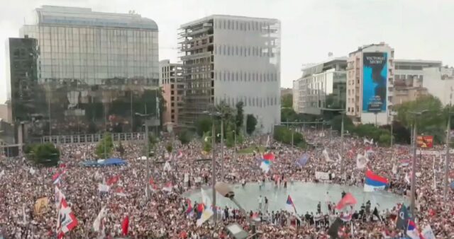 Еден од најголемите протести на студентите во Белград, бараат демократизација на земјата