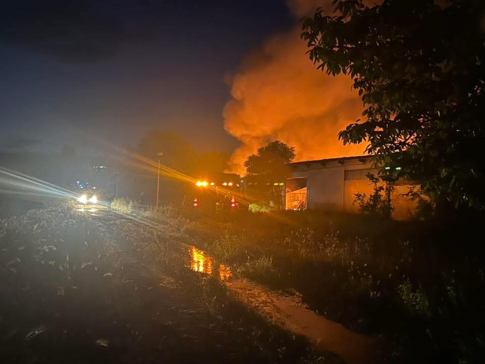(ФОТО) Изгаснат е пожар во објект на поранешна текстилна фабрика во Радовиш