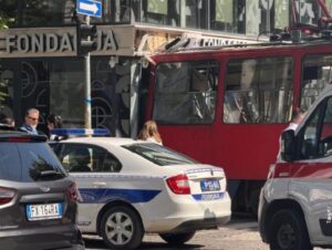 ВИДЕО: Трамвај излета од шините и удри во зграда во Белград, има повредени