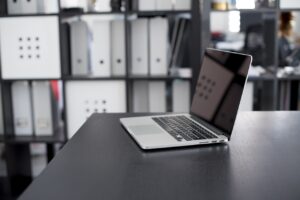 Огласи за вработувања во Владата и Собранието