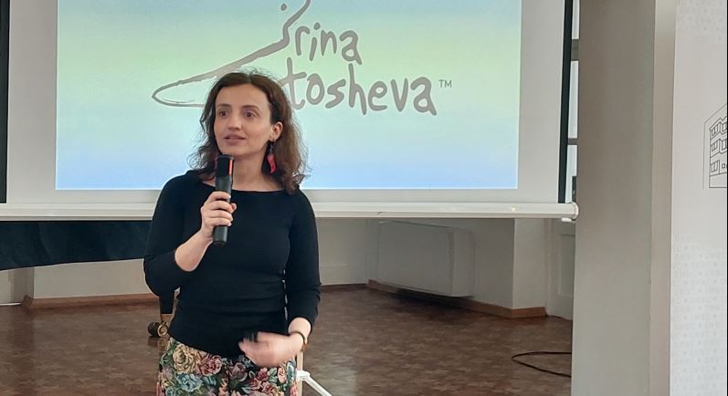 „Нечиј отпад станува мое богатство“, вели модната дизајнерка Ирина Тошева, која со пренамена и реупотреба им дава нов живот на материјалите
