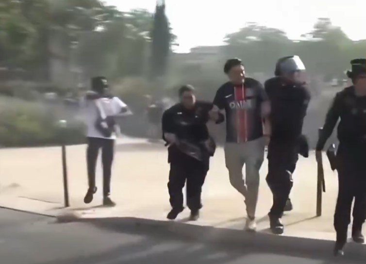 Додека ПСЖ играше во Будимпешта навивачите во Париз направија хаос! (ВИДЕО)