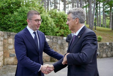 Пленковиќ уживаше во македонски ајвар и тавче гравче: Што јадеа двајцата премиери?