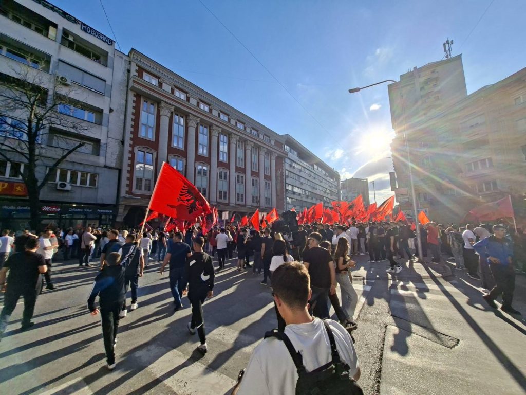 МВР: Тројца приведени на протестот пред Правда поради нарушување на јавниот ред и мир