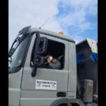 Градоначалникот на Аеродром на лице место го фати возачот на камион како истура шут (ВИДЕО)