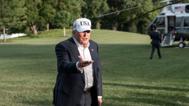 ТРАМП КАЖА ДЕКА ЌЕ РАЗГОВАРА СО ПРЕТСЕДАТЕЛОТ НА ТАЈВАН, ПРЕКРШУВАЈЌИ ПРОТОКОЛ ОД 1979