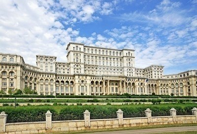 Падна романската влада: Изгласана недоверба против премиерот Илие Боложан