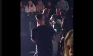 (ВИДЕО) Снимката кружи на интернет – Обезбедувањето за време на Евровизискиот натпревар соборило млад човек на подот кој извикувал „Слобода за Палестина“, се обиделе да го замолчат