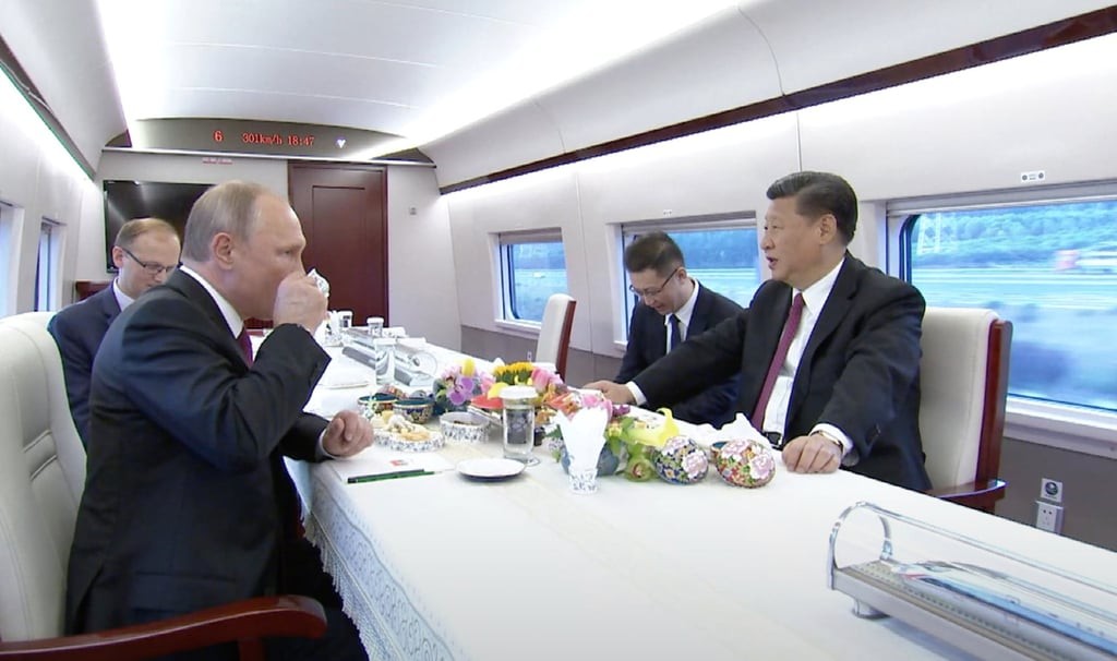 Путин и Ши: Вотка, брз воз и дружба на брегот на езеро – како двајцата најмоќни лидери градат лична врска низ обични гестови и големи геополитички игри