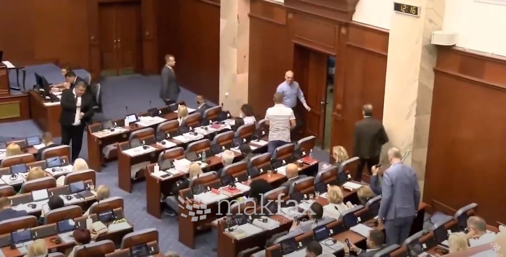 „Пола ВМРО-ОКГ веќе има бугарски (европски) пасоши, затоа и не смеат да го изгласаат законот кој сами го предложија“, вели СДСМ