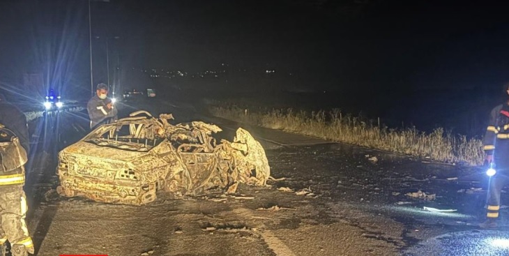 Сообраќајна несреќа на скопската обиколница – автомобил се запалил по директен судир со камион