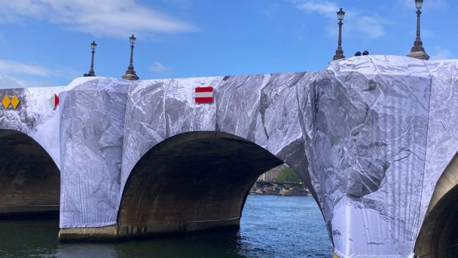 40 ГОДИНИ ПОСЛЕ КРИСТО, УМЕТНИКОТ ЏЕЈ-АР ГО ОБВИТКА ПАРИСКИОТ МОСТ ПОН НЕФ