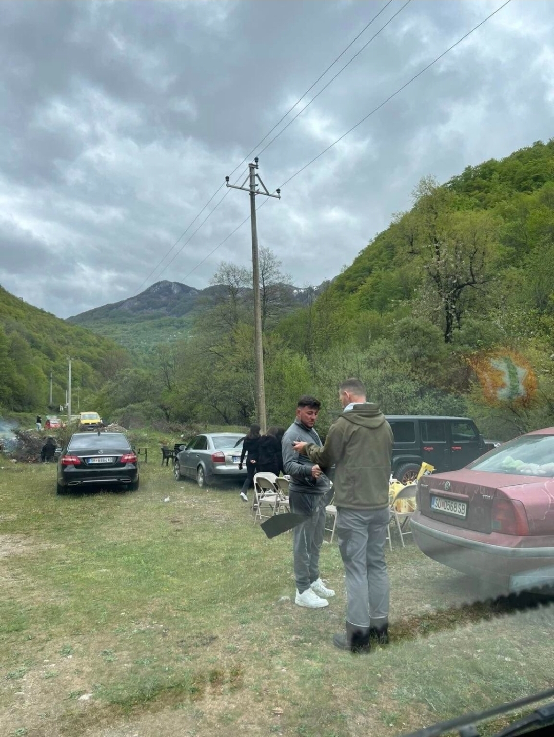Излетниците во Маврово добија вреќи за да си го соберат ѓубрето после пикникот