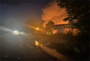Голем пожар избувна во Радовиш – горат погони и машини во поранешен „Декортекс“