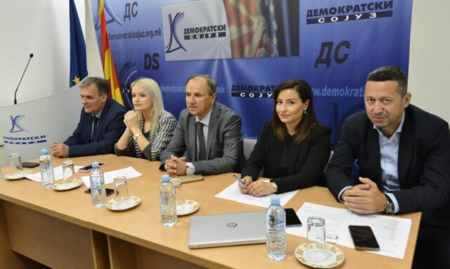 ДС ги осудува вчерашните протести на студентите Албанци, велат „загрижува што беа присутни и граѓани на Косово и Албанија“