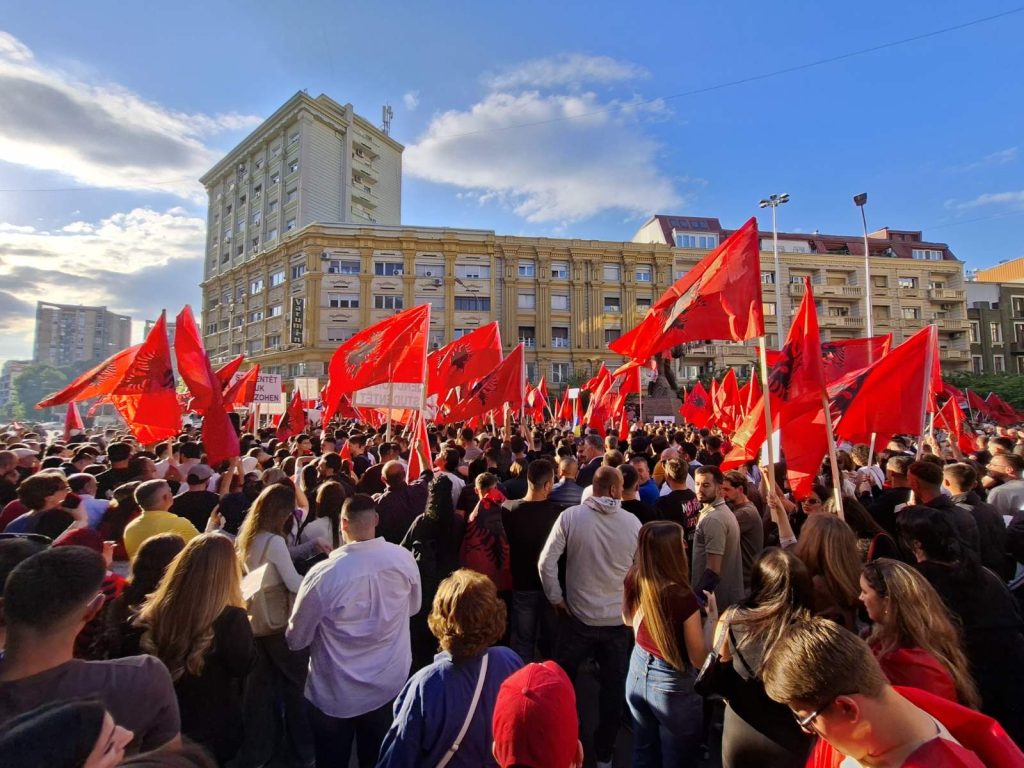 (ФОТО+ВИДЕО) Знаењето нема забранет јазик – порачаа студентите на протестот за полагање на правосудниот испит на албански