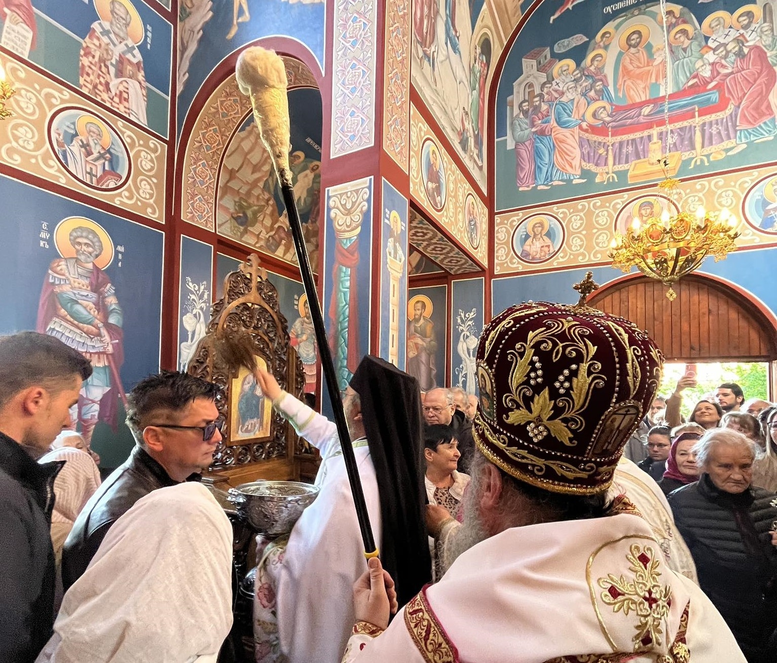 Осветена црквата во село Ѕвегор, на осветувањето дојдоа и поранешни монахињи на МПЦ кои се сега во БПЦ