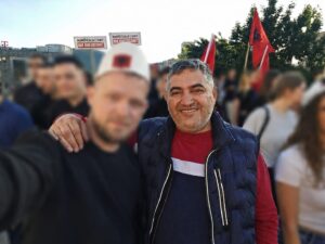 ВРЕДИ: Против кого протестира Бујар Ахмети – против самиот себе или против чичко му Али Ахмети