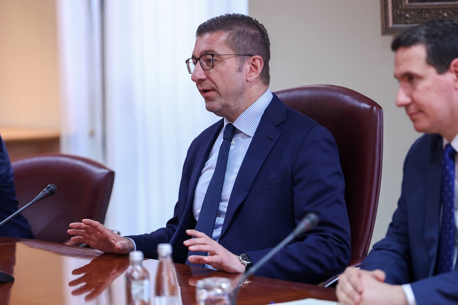Мицкоски до младите: Не придонесувајте во туѓи економии – иднината на вашата татковина се гради дома