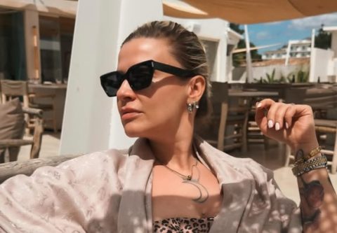 „Едвај чекам да дојде зима“ – Миа Костова мисли на снег додека позира во костим за капење