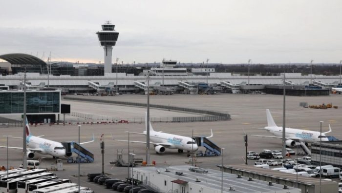 Прекинат сообраќајот на двете писти за полетување и слетување на аеродромот во Минхен