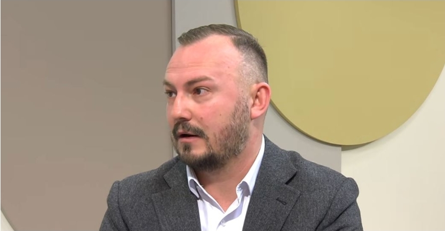 ,Секој ден очекувам да ми кажат да си одам од работното место“ – вели младиот Арсовски со напишани 46 труда на кој му ја поништија дипломата