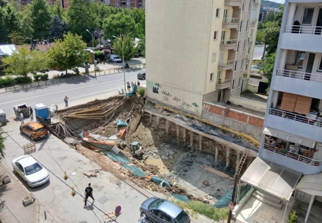 БАГЕРОТ КОЈ ЈА КОПАЛ ДУПКАТА ВО СКОПЈЕ БИЛ ЗАТРУПАН СО ЗЕМЈА - за среќа возачот навреме излегол