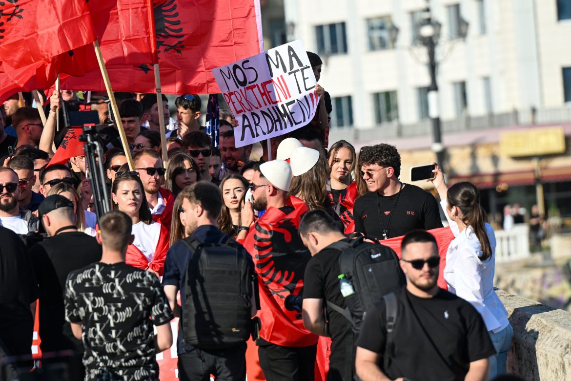 (ВИДЕО)  Тепачка на денешниот протест во Скопје, има уапсени