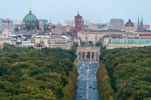 Германија сè позависна од Кина: расте увозот на батерии, панели и антибиотици – експертите предупредуваат на ризик