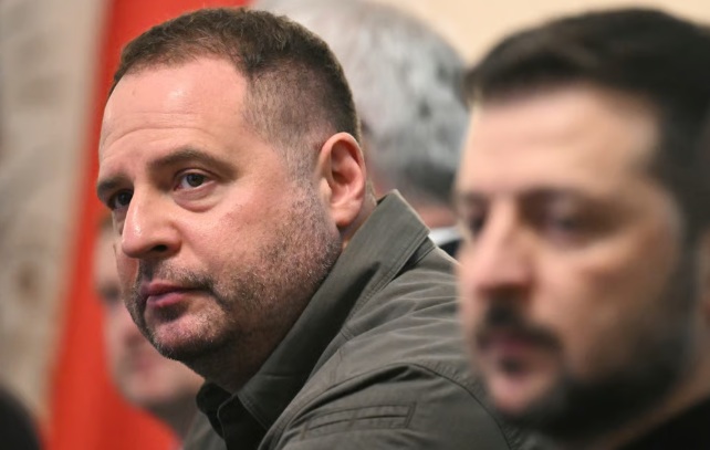 БИВШИОТ ШЕФ НА КАБИНЕТОТ НА ЗЕЛЕНСКИ ОБВИНЕТ ЗА КОРУПЦИЈА И ПЕРЕЊЕ ПАРИ