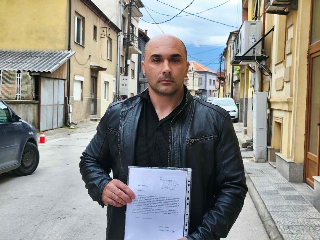 Наставник по ликовно во Битола цела година одел на работа без да му кажат дека добил отказ. Држел настава, пишувал оценки