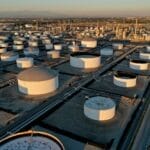 Глобалните нафтени залихи паѓаат со рекордно темпо