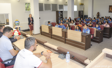 Учениците од училиштата „Григор Прличев“, „Братство Единство“ и „Кочо Рацин“ во посета на Општина Охрид
