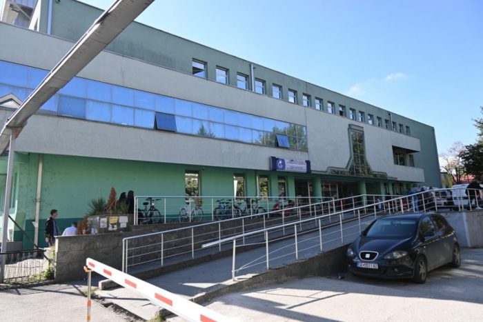 Бремена малолетничка хоспитализирана со болки, приведена нејзината мајка