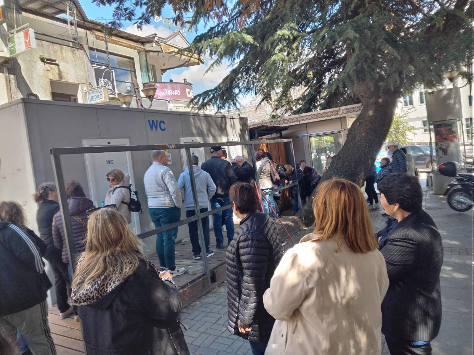 Туристи ги запоседнаа јавните тоалети во Охрид, цената е 50 денари