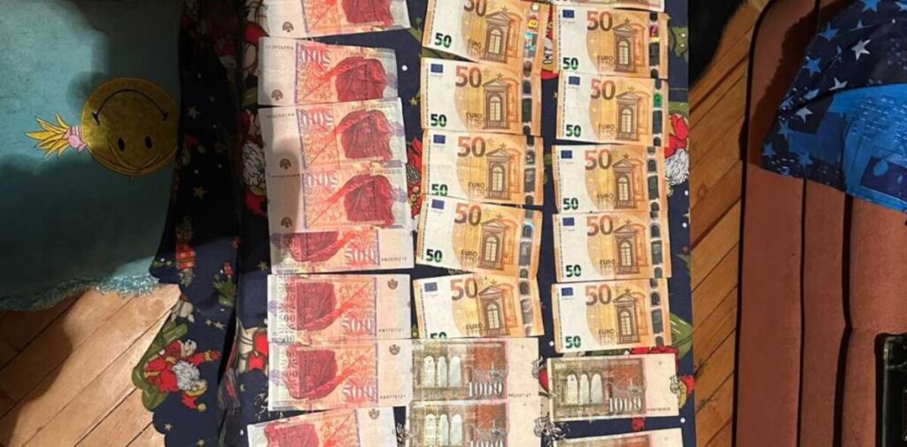 Во Гостивар пронајдени дрога, оружје и пари – приведени три лица