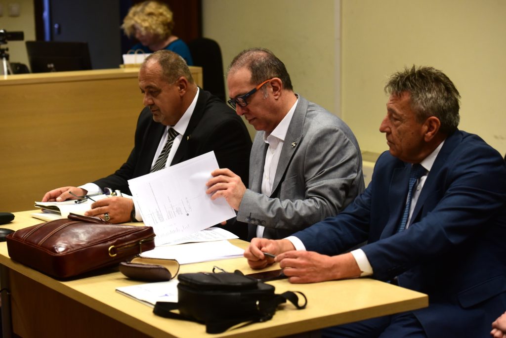 Му се суди на судијата со парите во ѕид