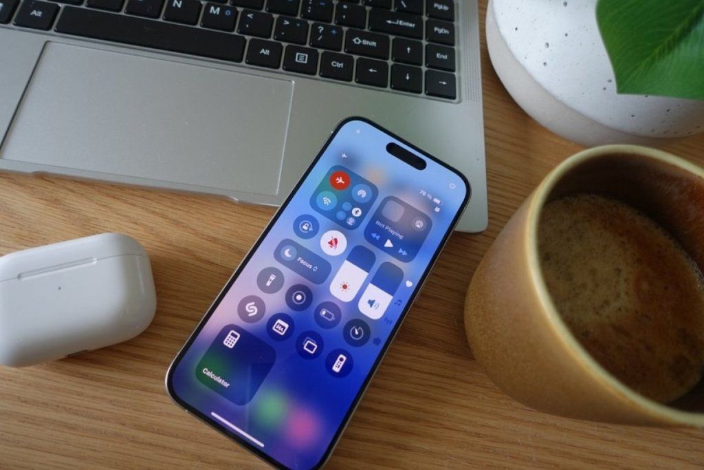 Не користите авионски режим? Еве зошто пропуштате вистинско чудо за вашиот телефон