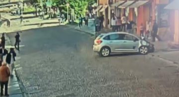 ВОЗНЕМИРУВАЧКО ВИДЕО: Со 100 км/ч газел пешаци во Модена, луѓето летале од ударот!