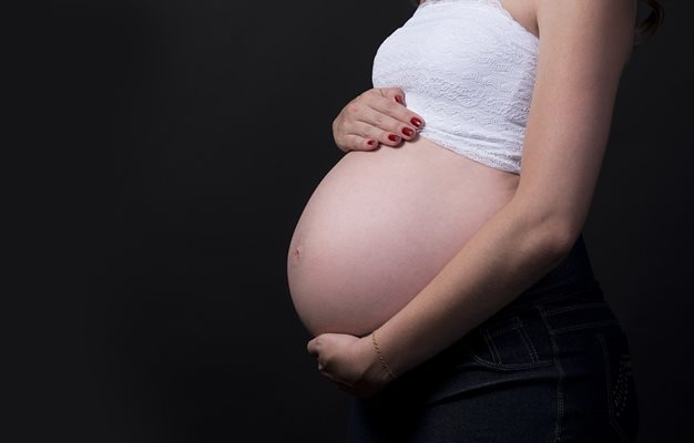 Тетовчанка лажела маж од Косово дека е бремена, тој и дал 18 илјади евра!