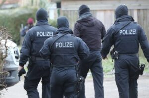 Драма во Германија: Заложници се заклучени во банка, центарот на градот е блокиран