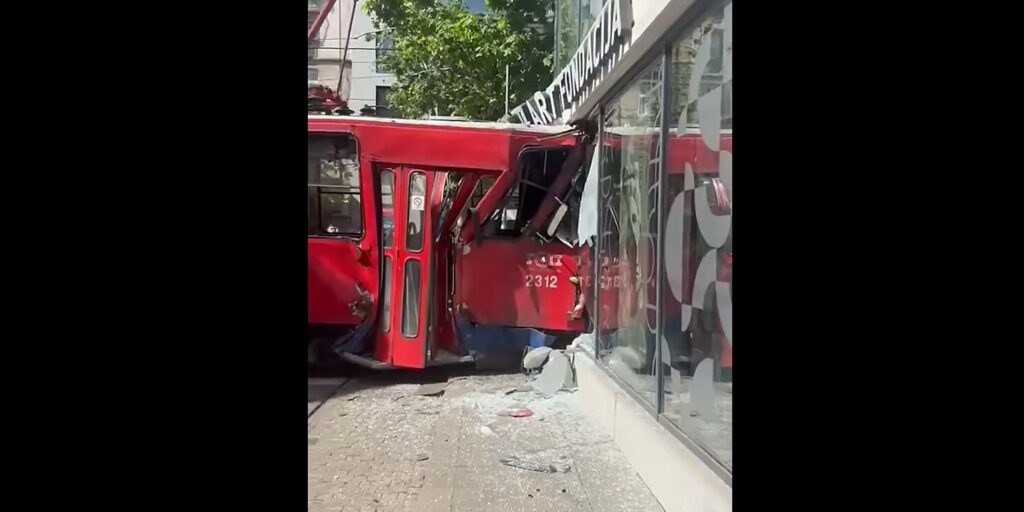 Трамвај излета од шини во Белград и се заби во зграда, има повредени
