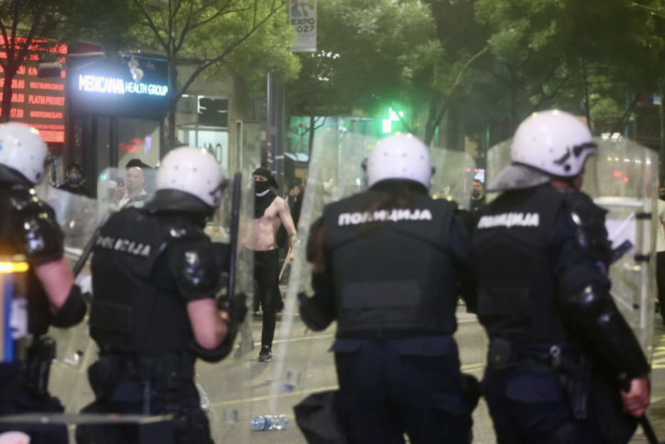 (ВИДЕО) НЕМИРНА НОЌ ВО БЕЛГРАД: Се судрија демонстрантите и полицијата