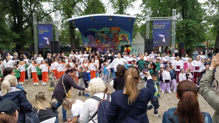 Со музика, забавни игри, храна и пораки одбележан Денот на Европа во Градскиот парк во Скопје
