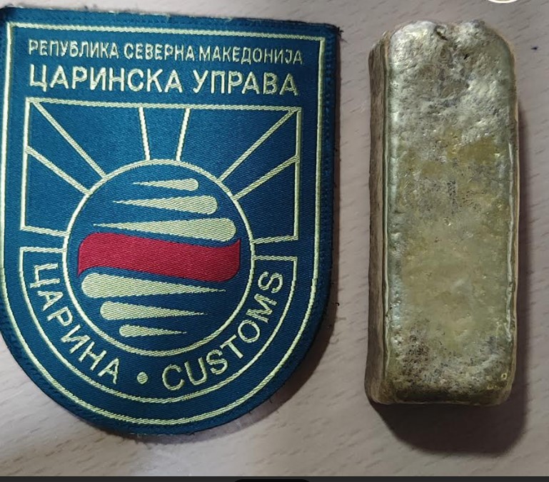 Златна плочка вредна 4,5 милиони денари пронајдена во чевел на патник на ГП Богородица