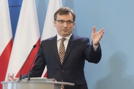 Поранешниот министер за правда на Полска, Зиобро, баран за проневера на 40 милиони евра, ја напуштил Унгарија и заминал во САД