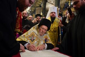 Што му дава право на Вселенскиот патријарх да доделува автокефалност?