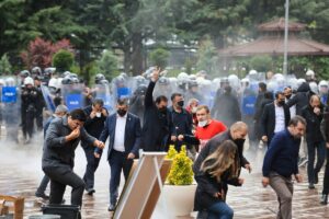 Турската полиција со солзавец упадна во седиштето на опозицијата