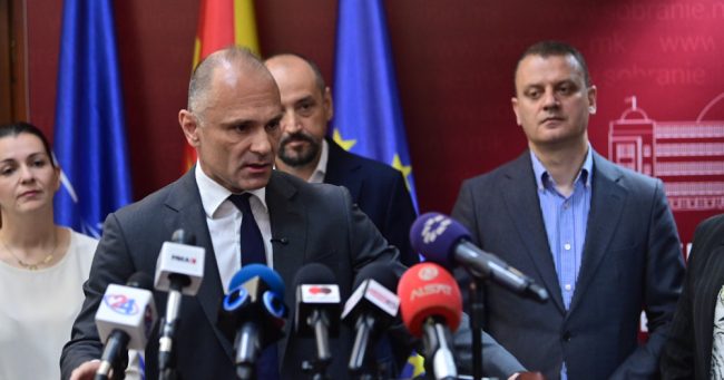 СДСМ СЕ ПОВЛЕЧЕ ОД КОМИСИСКАТА РАСПРАВА ЗА НОВО ЗАДОЛЖУВАЊЕ ОД 260 МИЛИОНИ ЕВРА И НАЈАВИ КРИВИЧНА И ИНТЕРПЕЛАЦИЈА ЗА ГАШИ ЗАШТО ЈА ЗАОБИКОЛУВА ЛУКАРЕВСКА